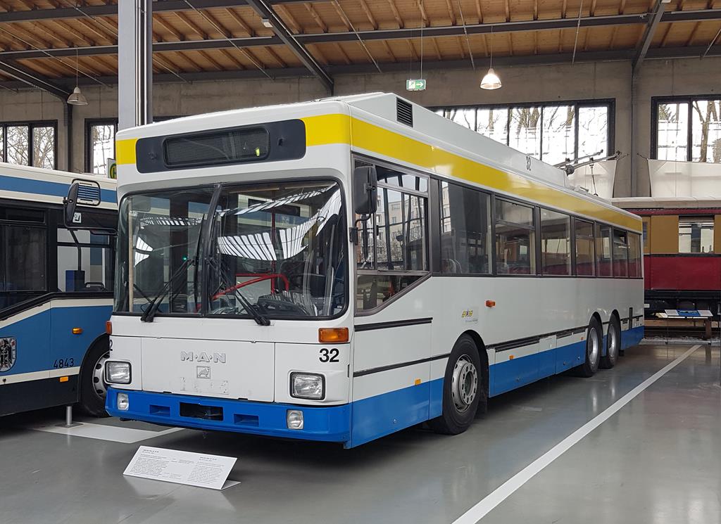 Obus SL 172 HO ex Solingen hier am 27.03.2019 im Verkehrszentrum des Deutschen Museum an der Theresienhöhe in München.