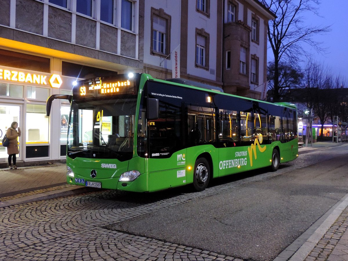 Offenburg - 02/12/17 : Dieser Citaro C2 zeigt uns das neue Farbschema des Schlüsselbusses.