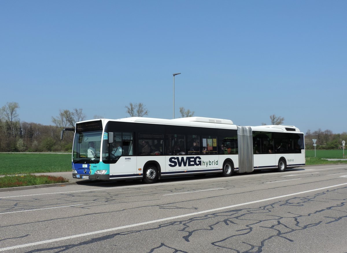 Offenburg - 11. April 2019 : Citaro Hybrid Gelenkbus auf der Linie R2 nach Schutterwald.