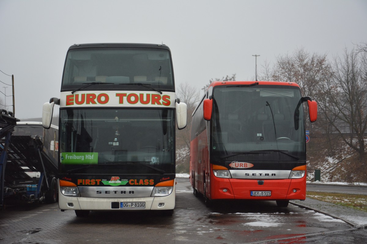 OG-P 8100 (Setra S 431 DT) und UER-B 515 (Setra S 416 HDH) stehen am 31.12.2014 auf dem Rastplatz an der A 115.
