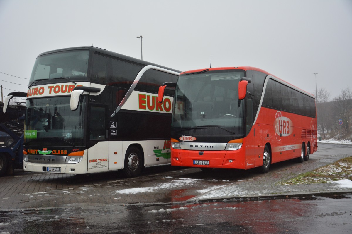 OG-P 8100 (Setra S 431 DT) und UER-B 515 (Setra S 416 HDH) stehen am 31.12.2014 auf dem Rastplatz an der A 115.

