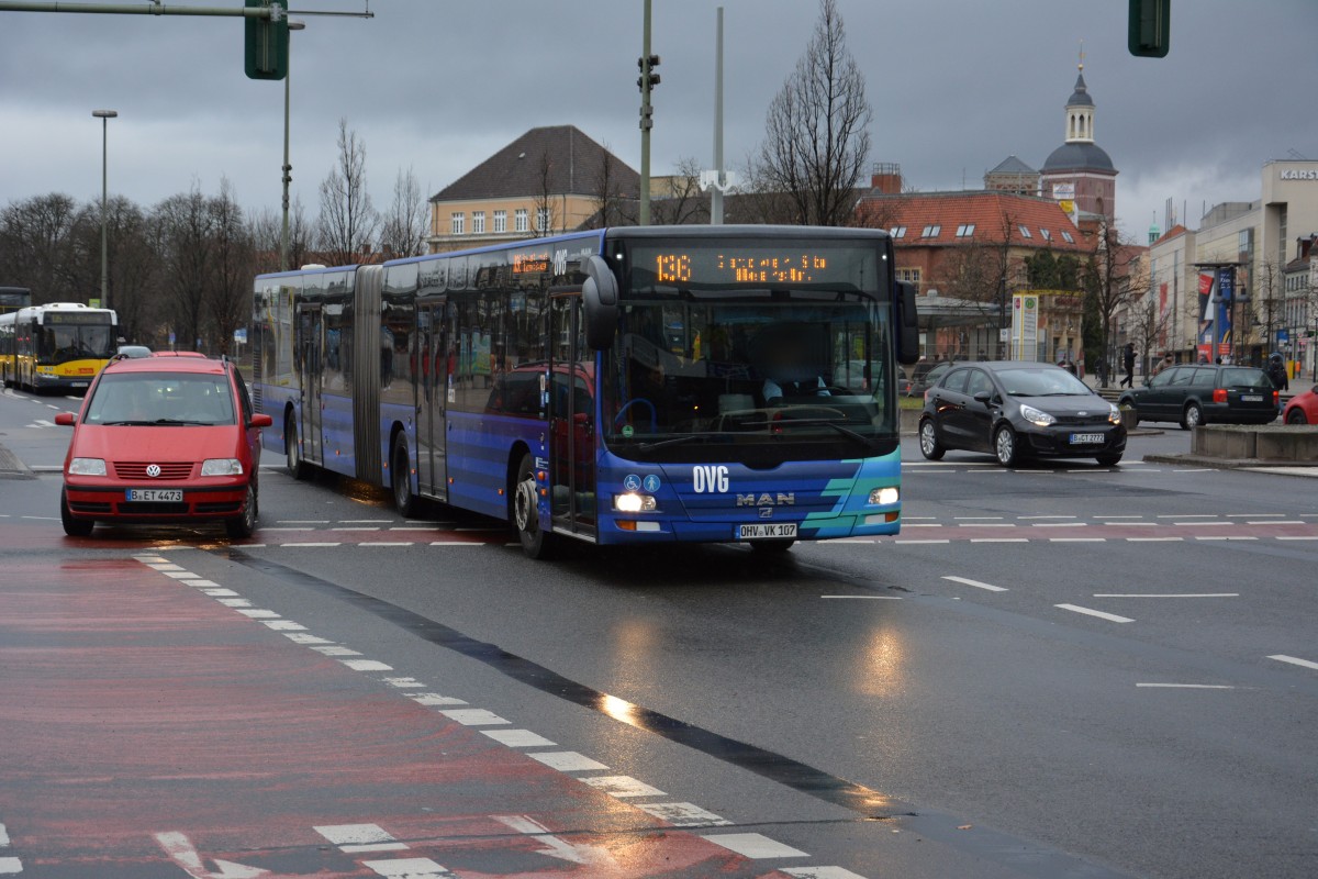 OHV-VK 107 (MAN Lion's City) ist am 11.01.2015 unterwegs auf der Linie 136. Aufgenommen in Berlin Rathaus Spandau.
