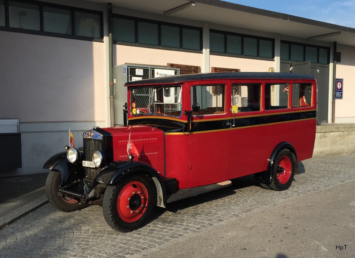 Oldtimer Fiat Kleinbus vor dem Bahnhof Brügg am 23.05.2015