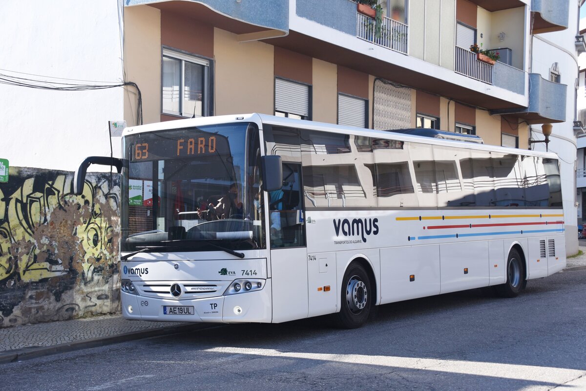 OLHÃO (Distrikt Faro), 21.01.2022, Buslinie 63 nach Faro am Terminal Rodoviário in Olhão; unter dem Namen Vamus wurden Ende 2021 die seit 2013 sukzessiv zusammengelegten Algarvelinien von EVA Transportes und der Tochterfirma Frota Azul Algarve zusammengefasst