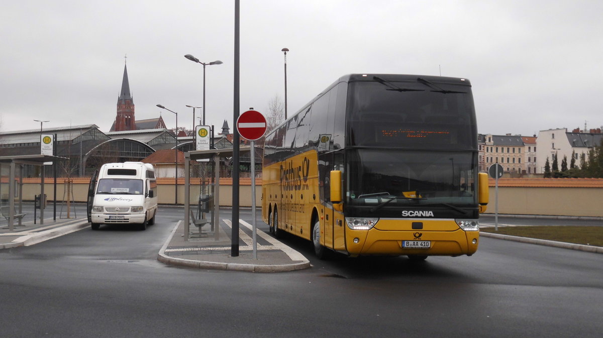 Opel und Van Hool T917 Altano am 01.04.2016 in Görlitz am Busbahnhof