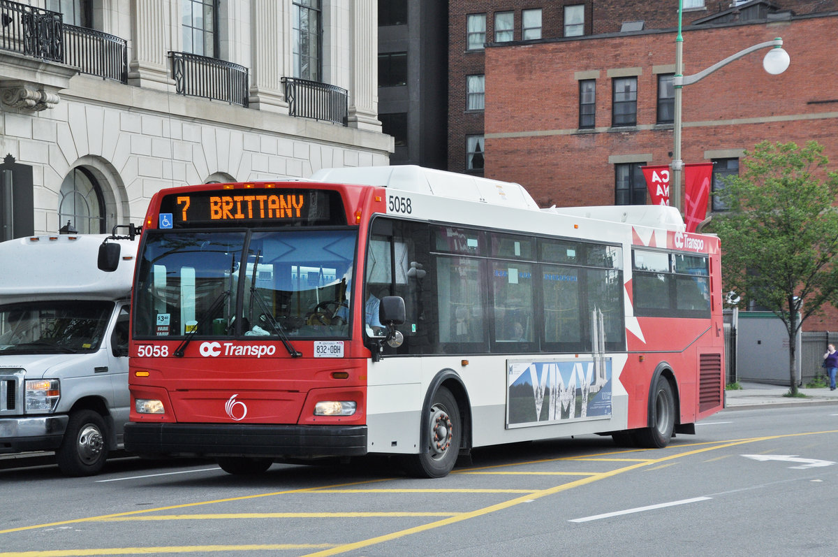 Orion VII Hybrid Bus mit der Nummer 5058, auf der Linie 7 unterwegs in Ottawa. Die Aufnahme stammt vom 17.07.2017.