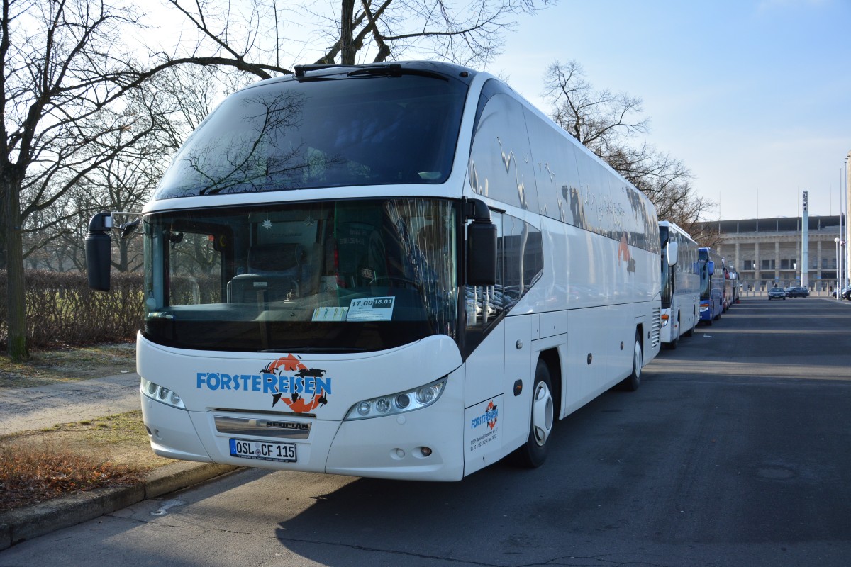 OSL-CF 115 steht am 18.01.2015 am Olympischen Platz in Berlin. Aufgenommen wurde ein Neoplan Cityliner.
