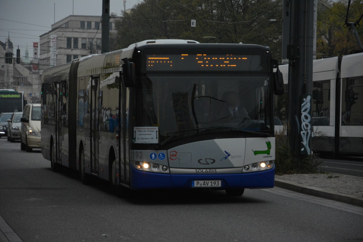 P-AV 193 (Solaris Urbino 18 vom Betriebshof Potsdam) fährt am 25.10.2014 für die VIP SEV zwischen Potsdam, Platz der Einheit und E.-C.-Straße. Aufgenommen zwischen Platz der Einheit und Landtag.
