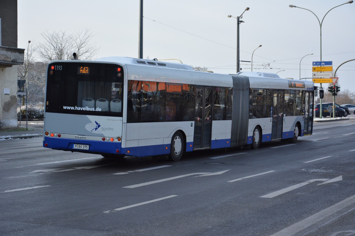 P-AV 195 ist am 27.12.2014 unterwegs auf der Linie 643 nach Busendorf. Aufgenommen wurde ein Solaris Urbino 18 vom Betriebshof Potsdam am Hauptbahnhof in Potsdam.
