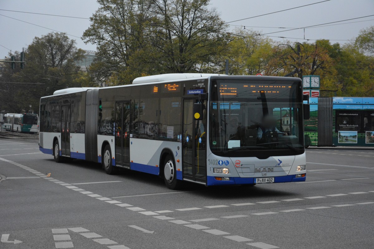 P-AV 402 (MAN Lion'S City vom Betriebshof Falkensee) fährt am 25.10.2014 für die VIP SEV zwischen Potsdam, Platz der Einheit und E.-C.-Straße. Aufgenommen zwischen Platz der Einheit und Landtag.
