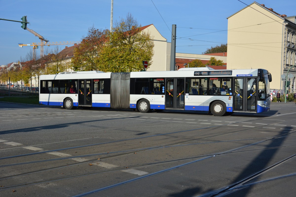 P-AV 546 (Solaris Urbino 18 vom Betriebshof Stahnsdorf) unterwegs am 27.10.2014 für die VIP (SEV). Aufgenommen am 27.10.2014, Potsdam Platz der Einheit.
