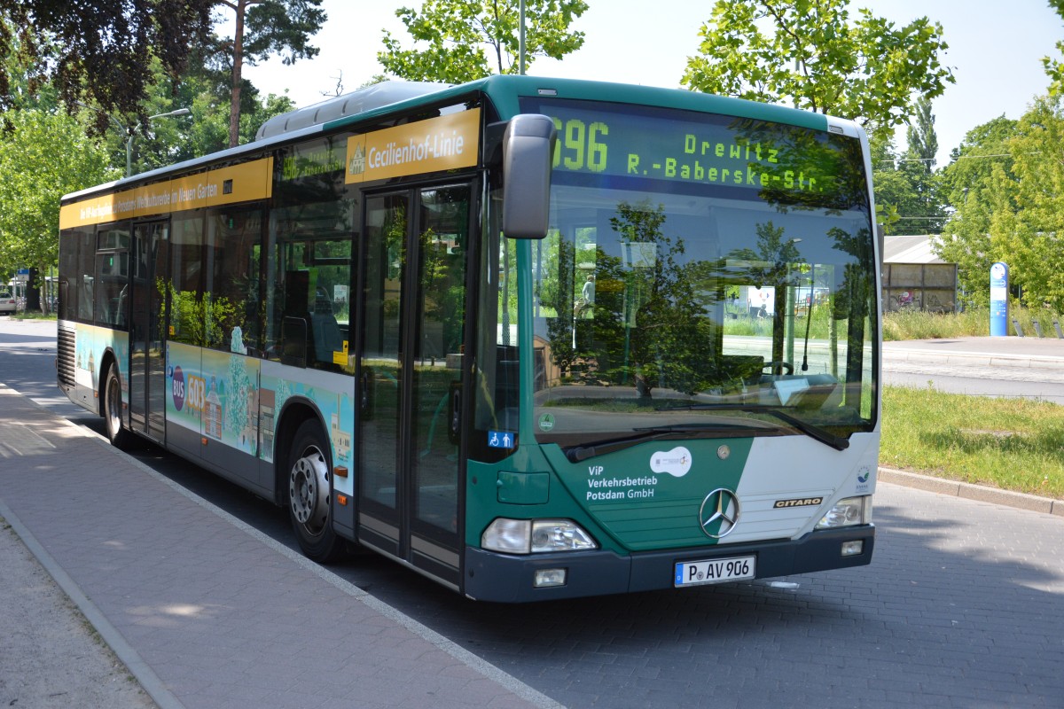 P-AV 906 am 10.06.2014 auf der Linie 696 unterwegs.