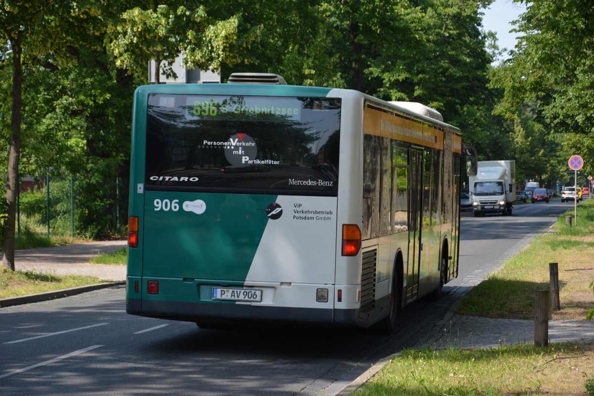 P-AV 906 am 10.06.2014 auf der Linie 696 unterwegs.