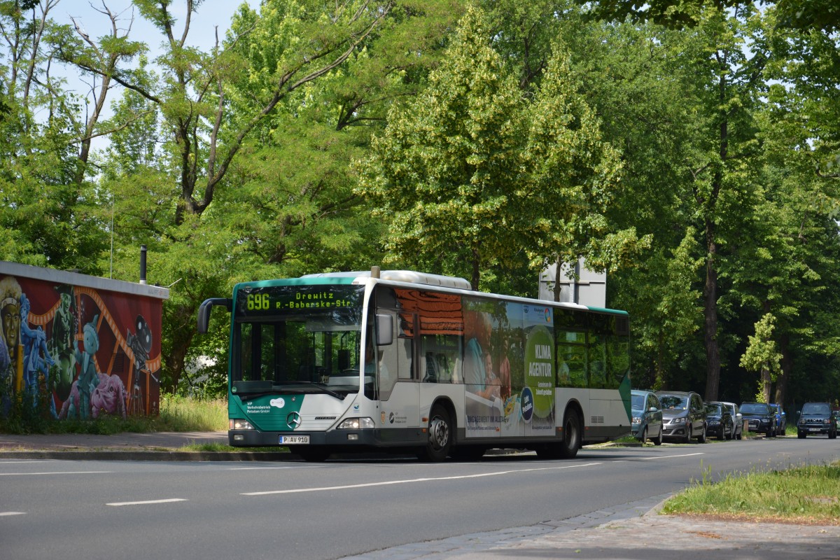 P-AV 910 am 10.06.2014 auf der Linie 696 unterwegs. 