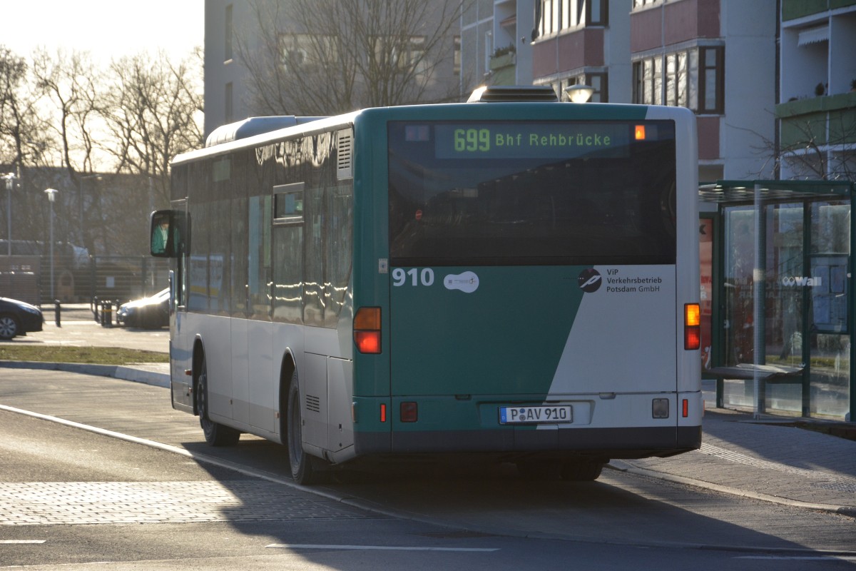 P-AV 910 auf der Linie 699 zum Bahnhof Rehbrücke an der Robert-Baberske-Straße. Aufgenommen am 06.02.2014.