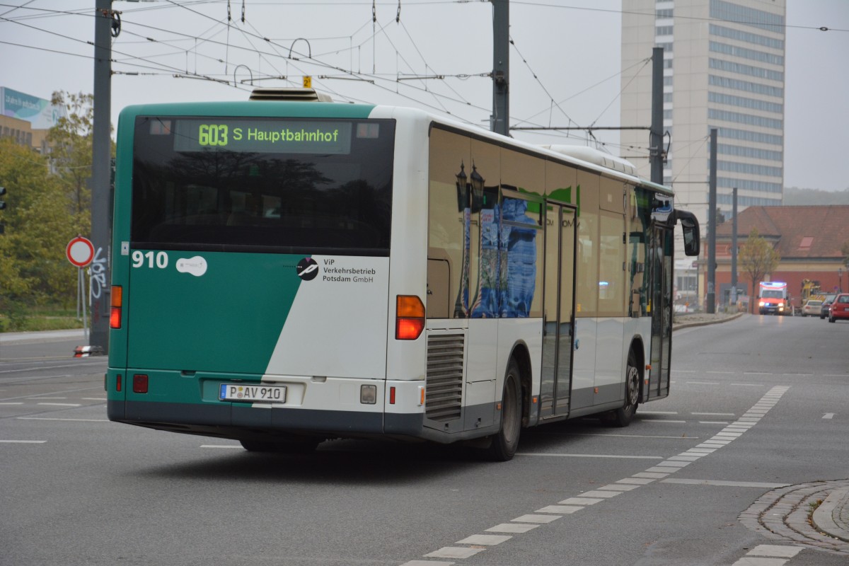 P-AV 910 (Mercedes Benz O530 Citaro) fährt am 25.10.2014 auf der Linie 603 zum Hbf Potsdam. Aufgenommen am Platz der Einheit.
