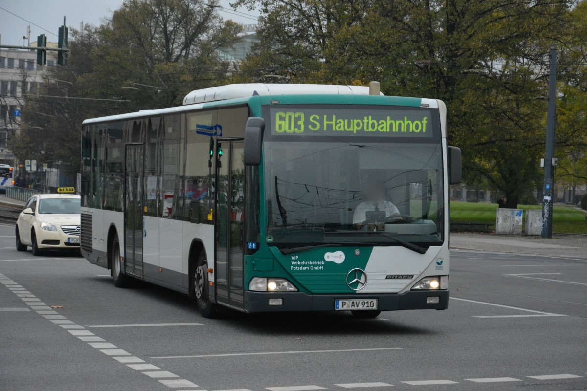 P-AV 910 (Mercedes Benz O530) fährt am 25.10.2014 auf der Linie 603 nach Potsdam Hauptbahnhof. Aufgenommen am Platz der Einheit.
