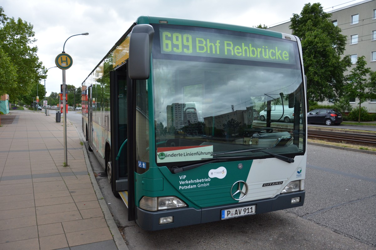 P-AV 911 auf der Linie 699 am J.-Kepler-Platz. Aufgenommen am 12.05.2014.