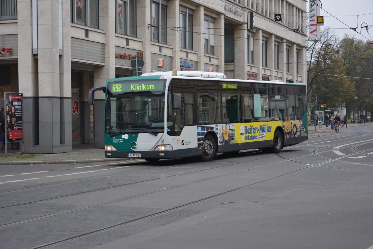 P-AV 913 (Mercedes Benz O530 Citaro) fährt am 25.10.2014 auf der Linie 692 zum Klinikum. Aufgenommen am Platz der Einheit.

