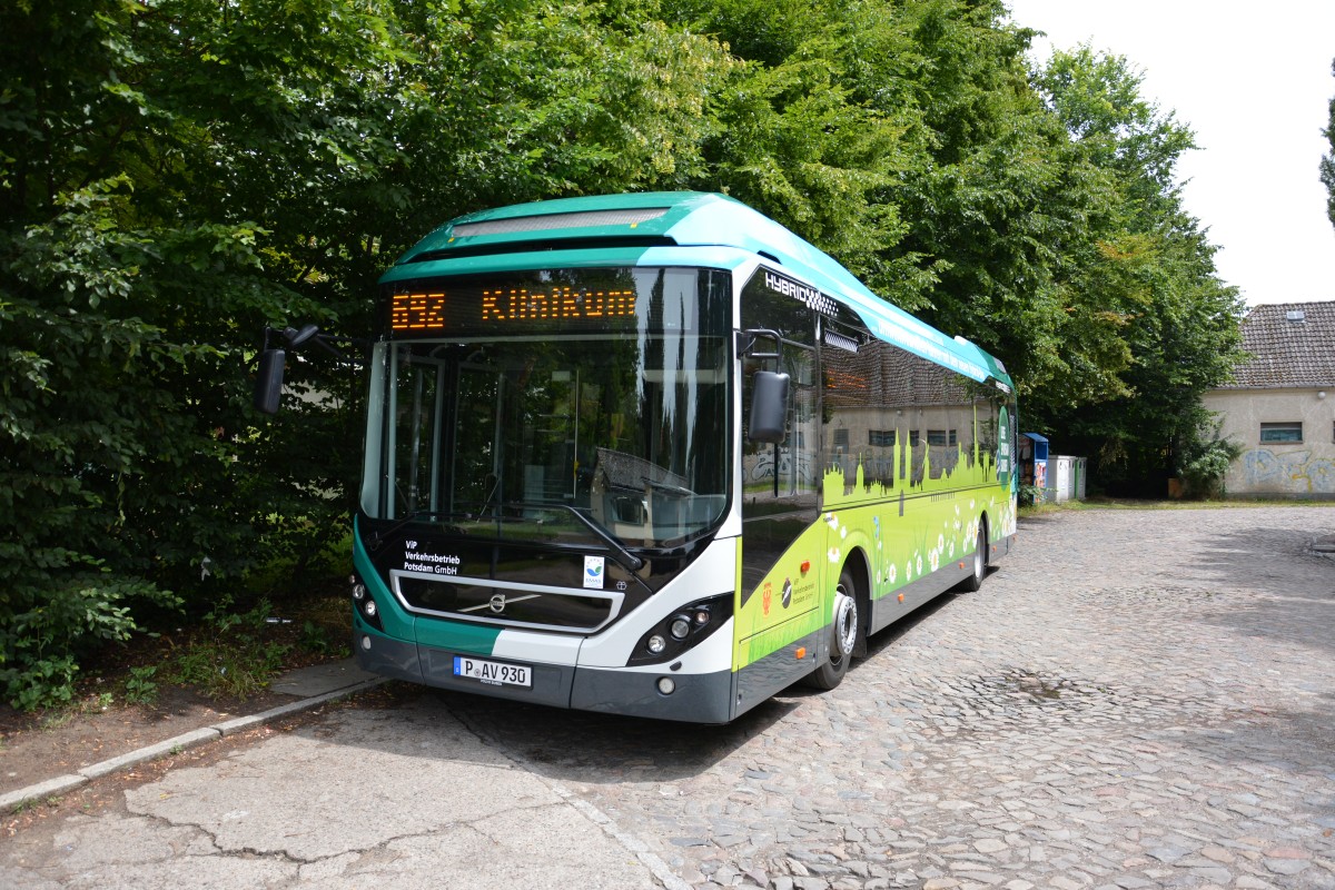 P-AV 930 am 26.06.2014 auf der Linie 692. Wo sonst? Der Hybridbus wird derzeit auf Langzeittest auf dieser Linie eingesetzt.