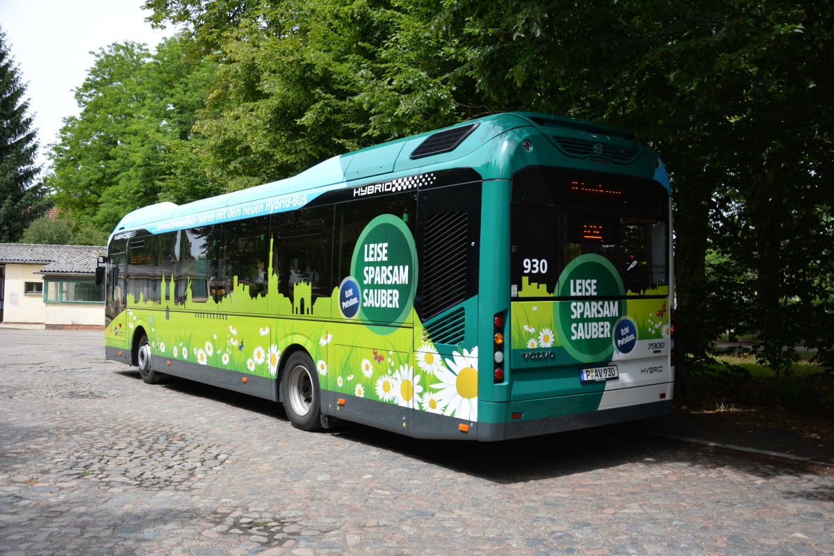 P-AV 930 am 26.06.2014 auf der Linie 692. Wo sonst? Der Hybridbus wird derzeit auf Langzeittest auf dieser Linie eingesetzt.