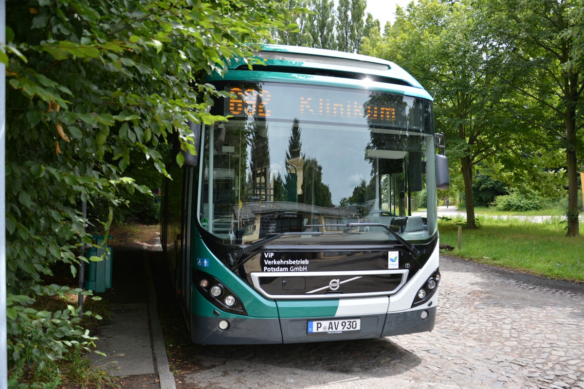 P-AV 930 am 26.06.2014 auf der Linie 692. Wo sonst? Der Hybridbus wird derzeit auf Langzeittest auf dieser Linie eingesetzt.