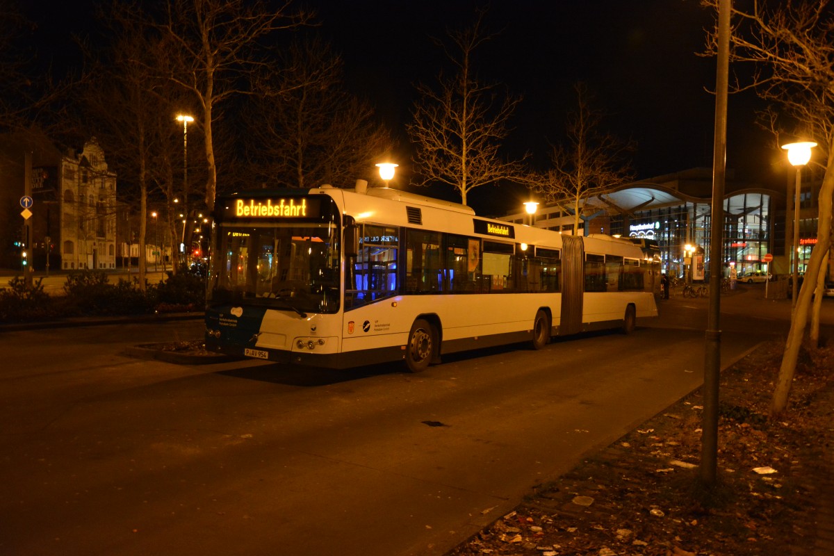 P-AV 954 als Betriebsfahrt am Hauptbahnhof in Potsdam. Aufgenommen am 09.02.2014.