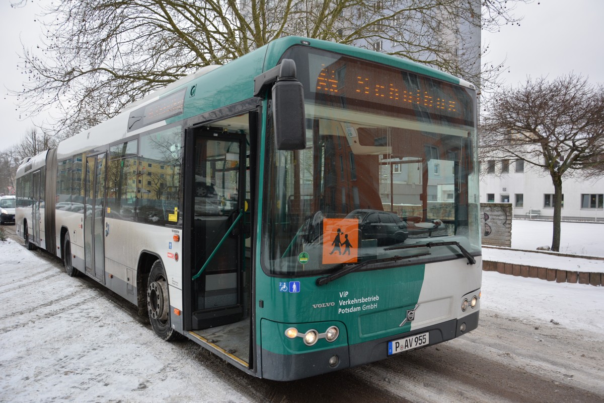 P-AV 955 im Schüler-Schwimmverkehr mit Hänsel und Gretel. Aufgenommen am 24.01.2014 Potsdam Am Stern Kiezbad.