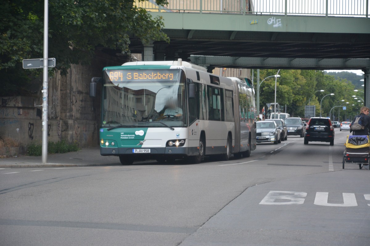 P-AV 958 ist am 21.06.2014 auf der Linie 694 unterwegs. Aufgenommen am S-Bahnhof Babelsberg.