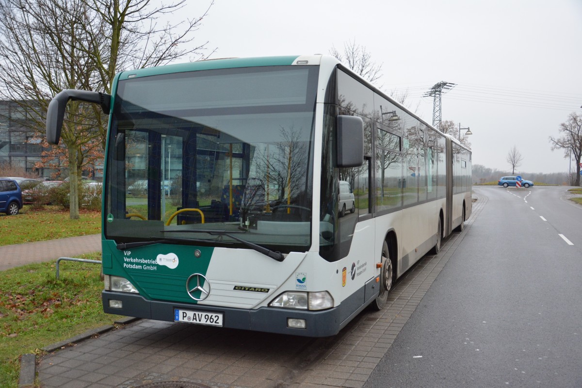 P-AV 962 macht gerade Pause am Wissenschaftspark in Golm. Aufgenommen am 18.12.2014, Mercedes Benz Citaro (ex Havelbus).
