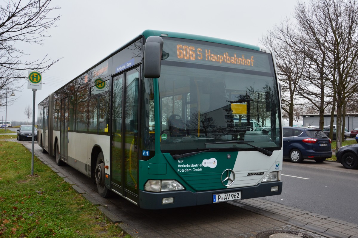 P-AV 962 macht gerade Pause am Wissenschaftspark in Golm. Aufgenommen am 18.12.2014, Mercedes Benz Citaro (ex Havelbus).
