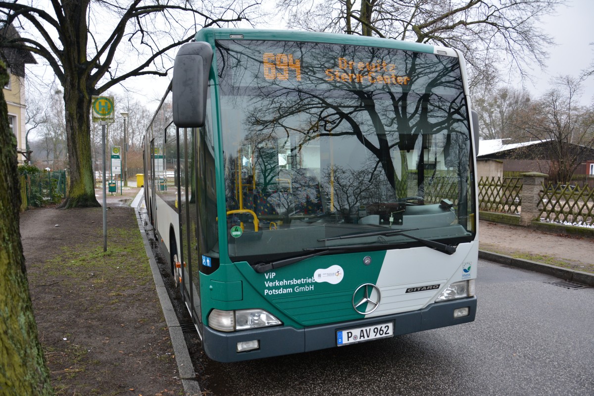 P-AV 962 steht am 30.01.2015 an der Küsselstraße in Potsdam. Aufgenommen wurde ein Mercedes Benz Citaro G ex HVG.
