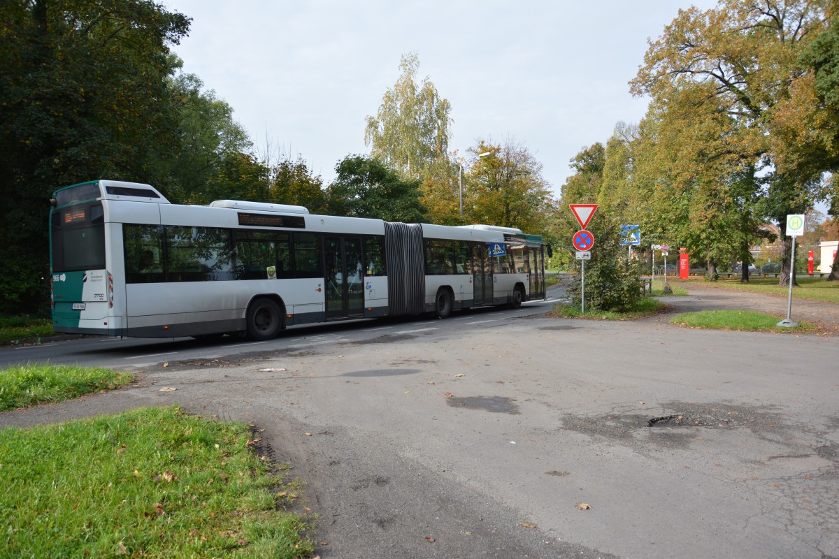 P-AV 966 fährt am 18.10.2014 auf der Linie 695 nach Potsdam Hauptbahnhof. Aufgenommen wurde Volvo 7700, Potsdam Neues Palais.
