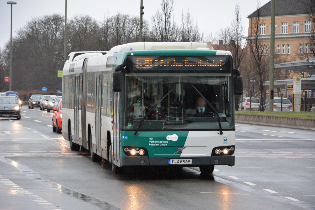 P-AV 969 (Volvo 7700) ist am 11.01.2015 unterwegs auf der Linie 638 nach Potsdam Hauptbahnhof. Aufgenommen am Rathaus Spandau.
