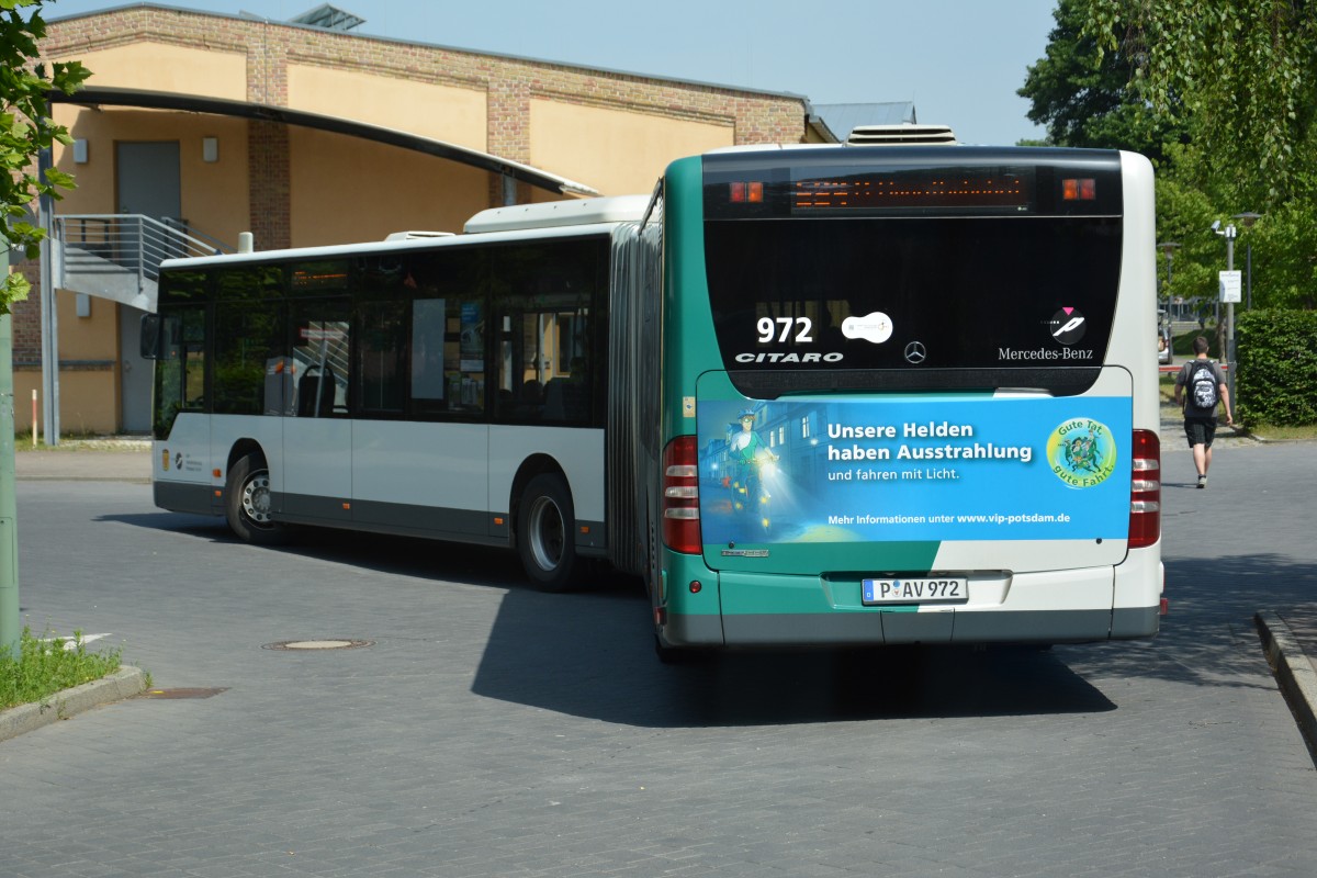 P-AV 972 befindet sich am 10.06.2014 auf der Linie 694. Aufgenommen am Bahnhof Griebnitzsee Süd.