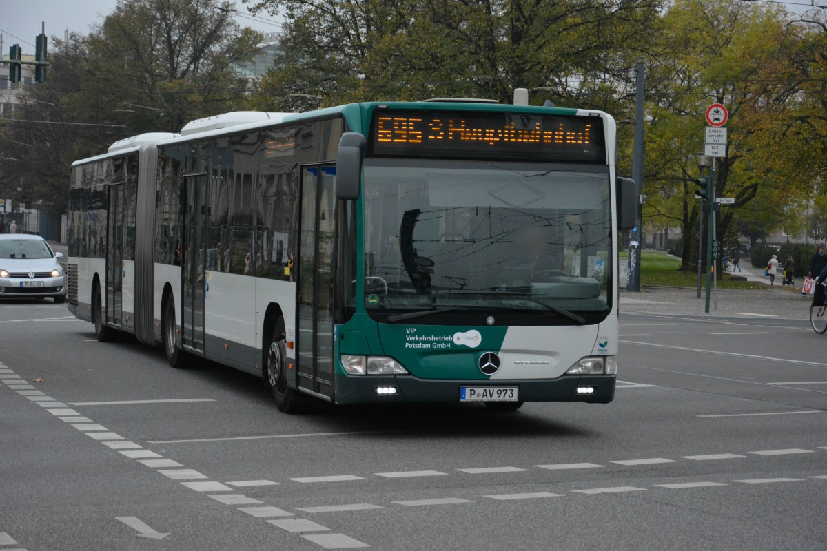P-AV 973 (Mercedes Benz O530) fährt am 25.10.2014 auf der Linie 695 zum Hbf Potsdam. Aufgenommen zwischen Potsdam, Platz der Einheit und Landtag.
