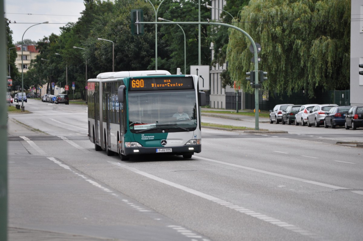 P-AV 975 wird auf der Linie 690 zum Johannes Kepler Platz  Bereitgestellt . Aufgenommen am 18.08.2013 Potsdam Hauptbahnhof. 