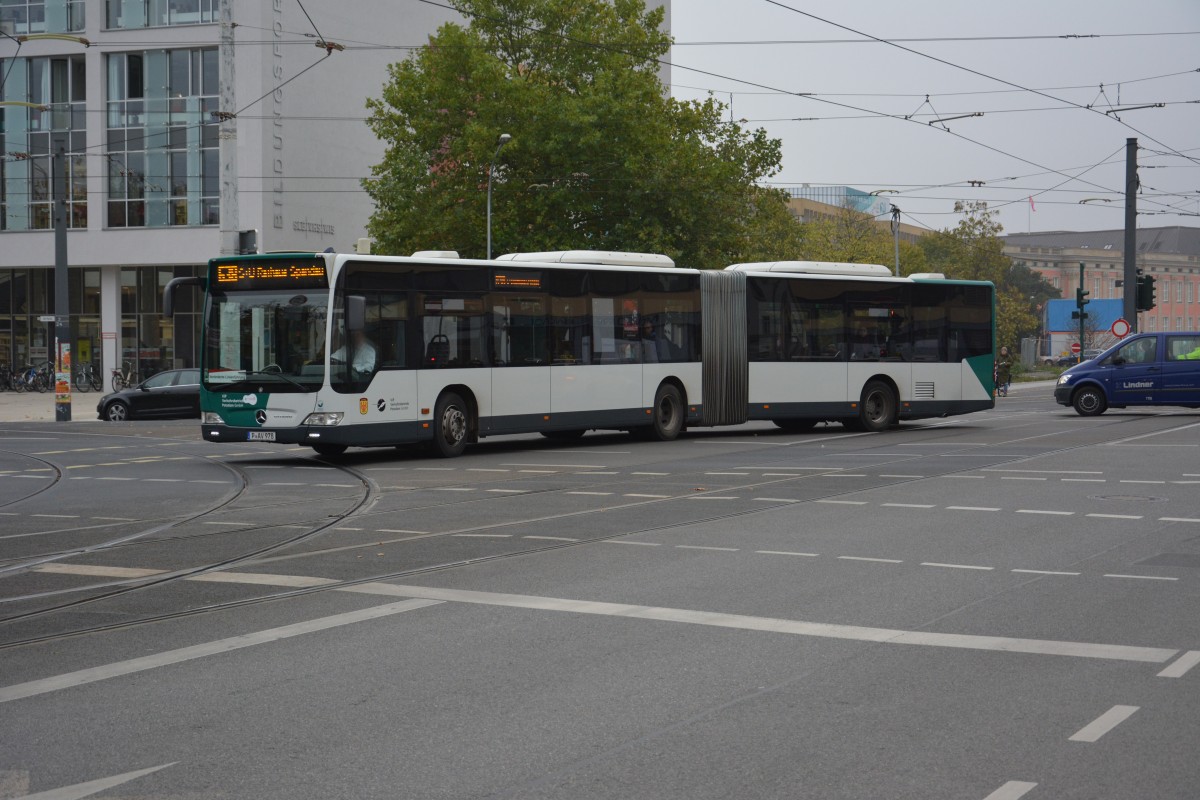 P-AV 978 (Mercedes Benz O530 Citaro) fährt am 25.10.2014 auf der Linie 638 zum Rathaus Spandau. Aufgenommen am Platz der Einheit.
