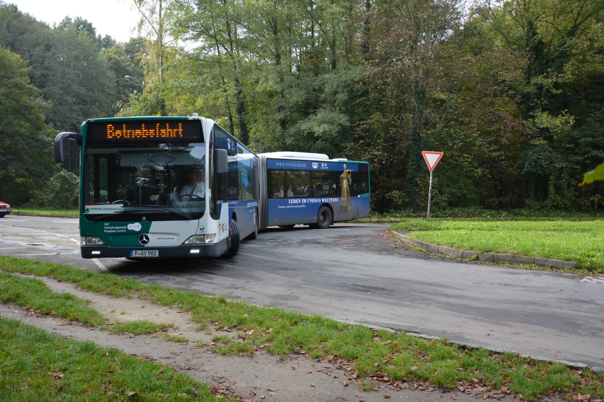 P-AV 982 erreicht am 18.10.2014 seine Endhaltestelle Potsdam Neues Palais. Jetzt kurz Pause dann geht es zum Hauptbahnhof Potsdam und es ist Feierabend. Aufgenommen wurde Mercedes Benz O530.
