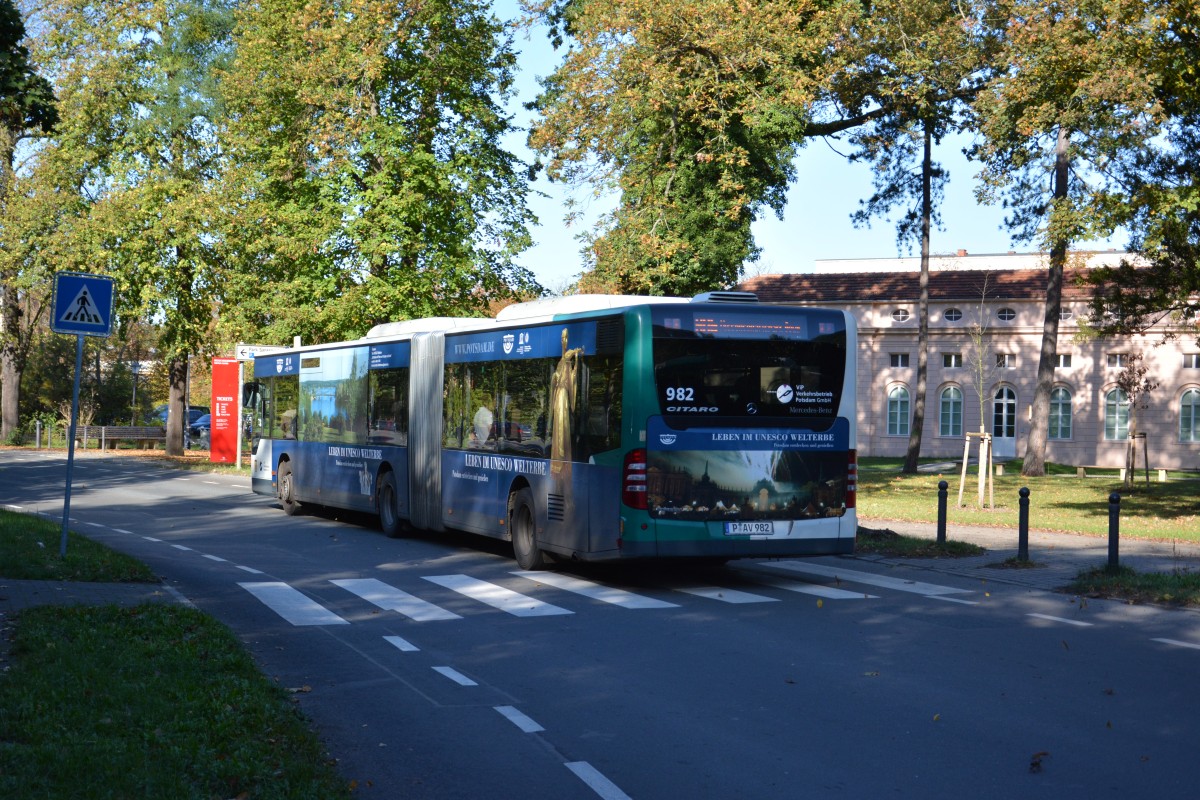 P-AV 982 fährt am 19.10.2014 auf der Linie 605 nach Golm. Aufgenommen wurde Mercedes Benz O530, Potsdam Neues Palais.
