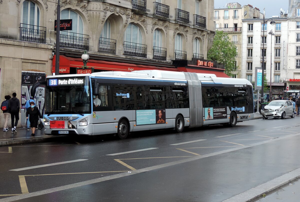 Paris - Gare de l'Est - 22. Mai 2021 : Iveco Urbanway 18 Hybridbus, Wagen 5646, auf der Linie 38 im Einsatz.