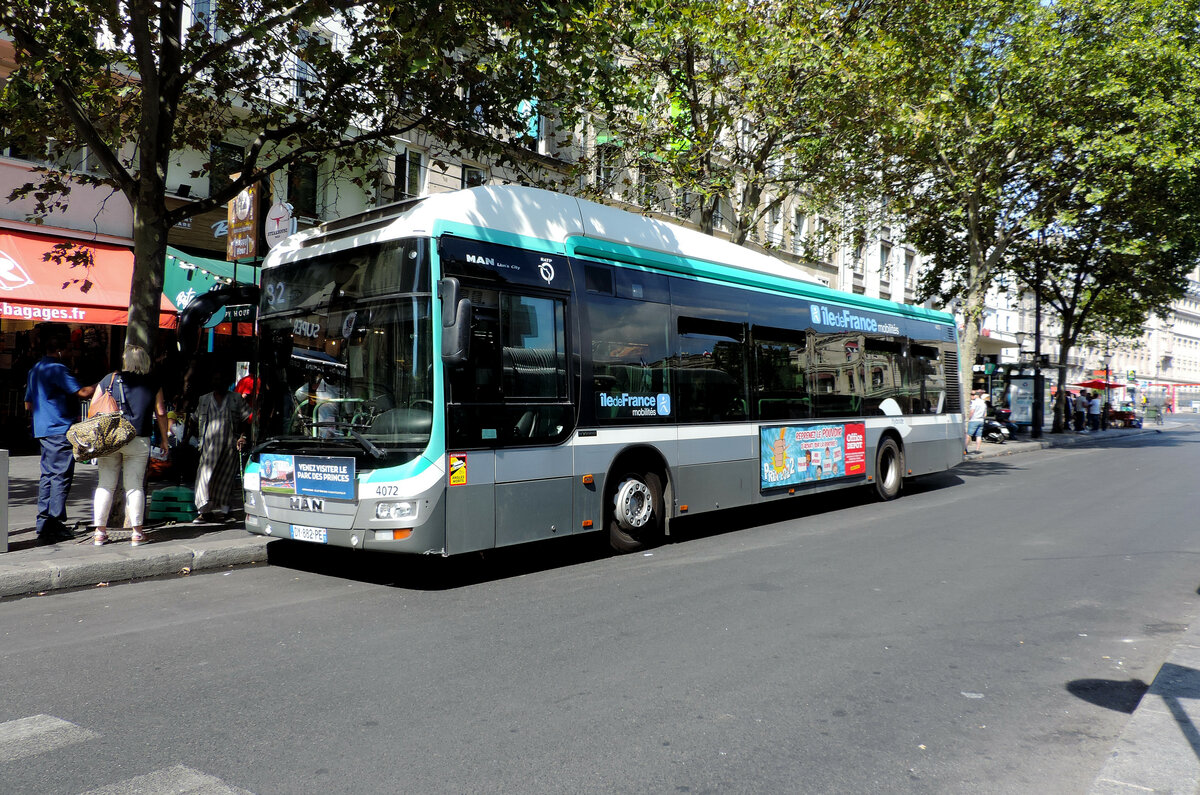 Paris - Gare de l'Est - 27. August 2022: Lion's City Hybrid Nr 4072 wartet auf seinen nächsten Einsatz auf der Linie 32.