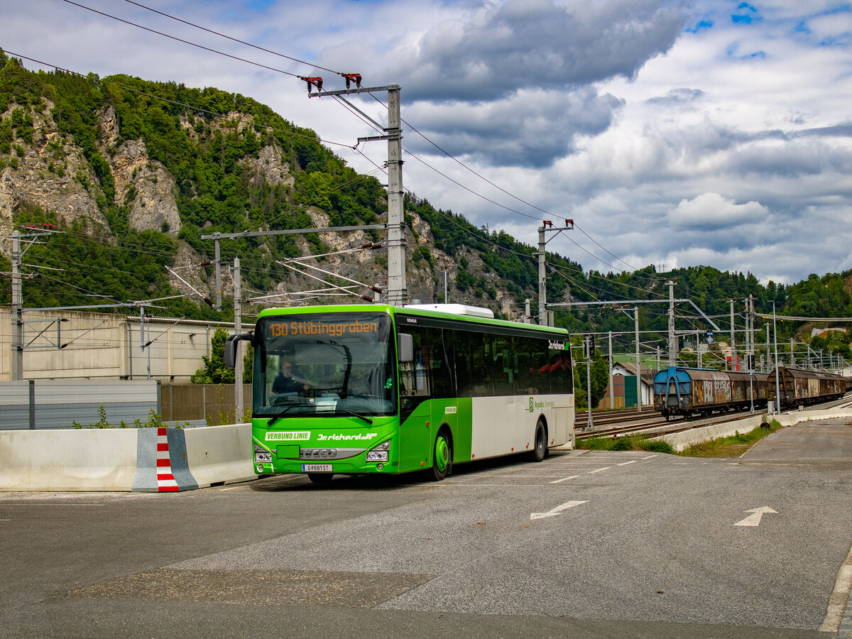 Peggau. Ein Iveco Crossway von Dr. Richard, steht hier am 07.05.2024 abfahrbereit als Linie 130 im Bahnhof Peggau.