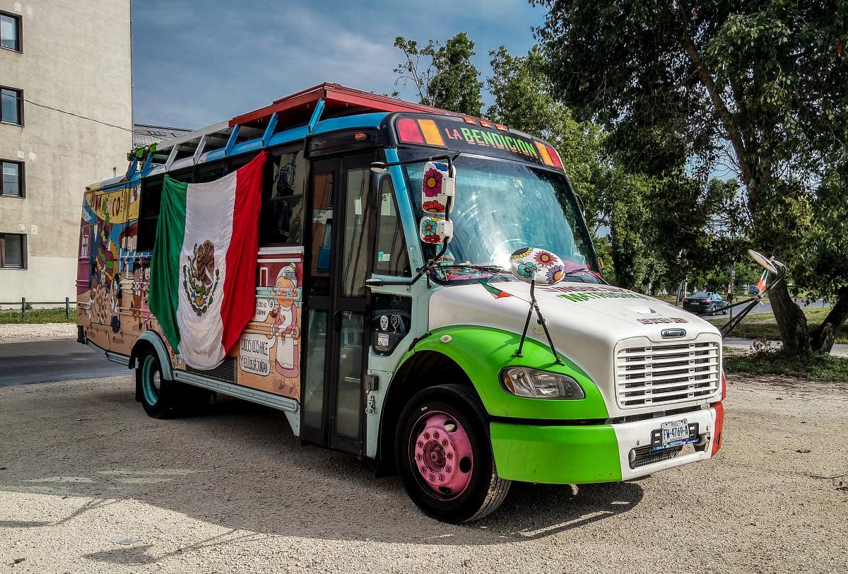 Peterbilt Coach/ Minibus aus Mexico, gesehen in Budapest am 28.07.2018.
Bitte um kommentieren, falls jemand das genaue Modell kennt!
