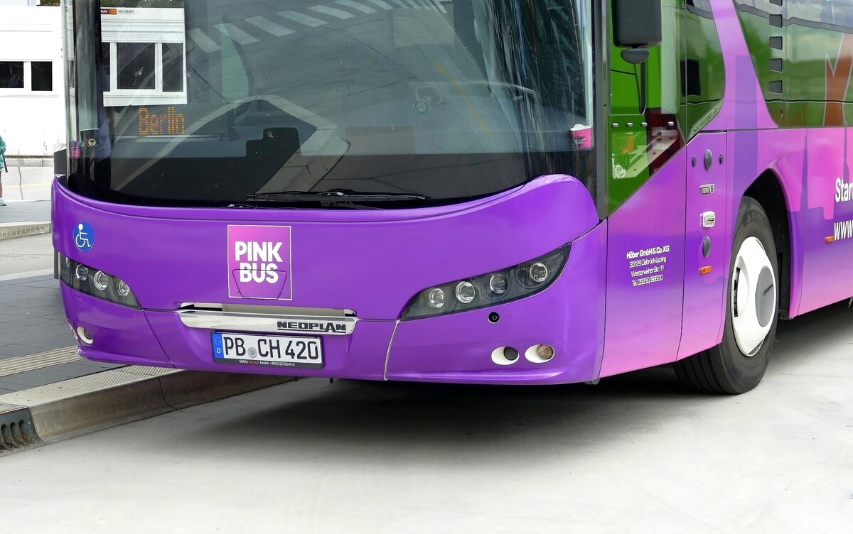 Pinkbus (2021), Front vom Neoplan Skyliner N1222/3 der Höber GmbH. Berlin im August 2021.