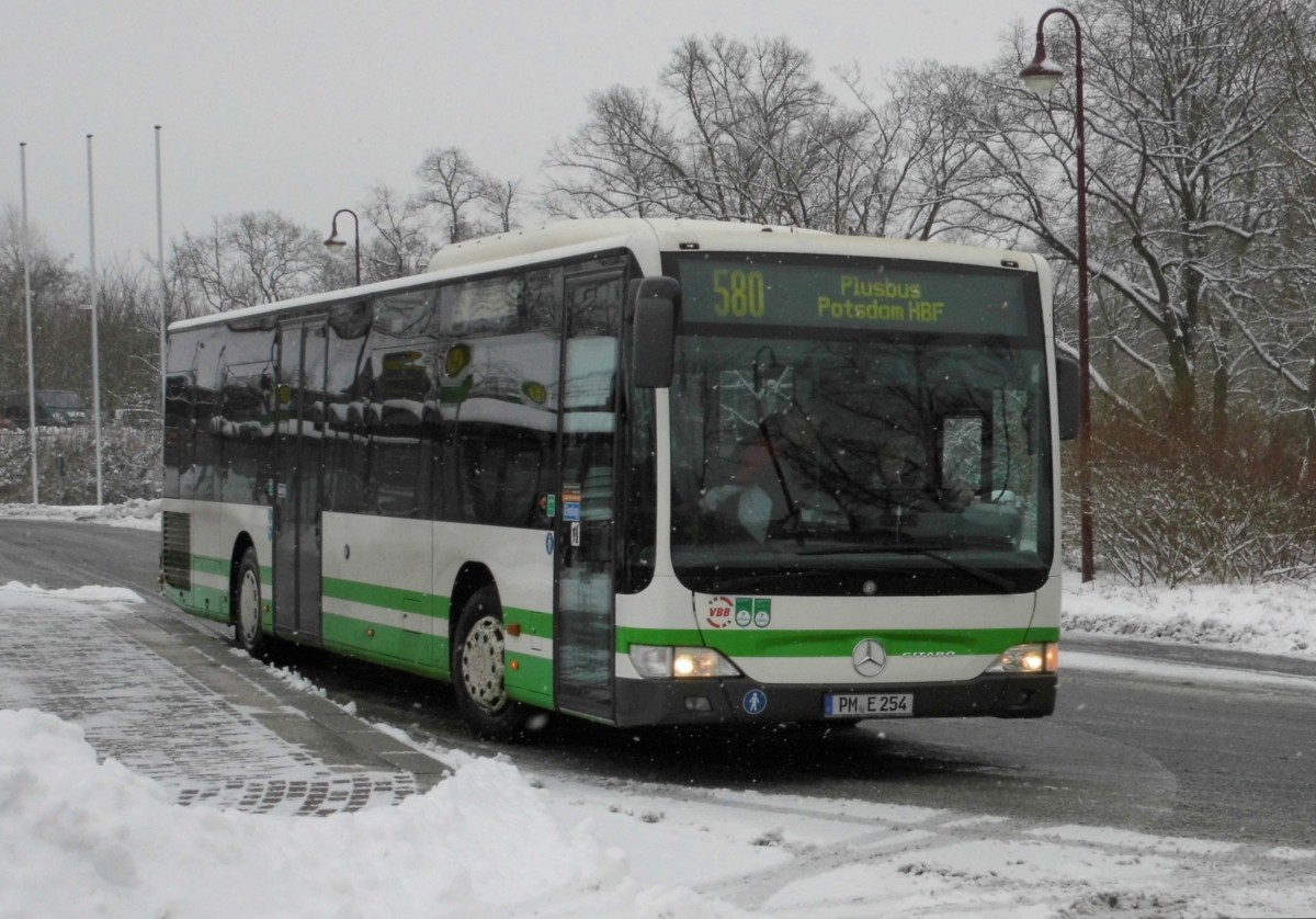 PM-E 254 vom Typ MB O 530 II Ü (jetzt wieder ohne Werbung) auf PlusBus 580 nach Potsdam am Bad Belziger Busbahnhof, 30.12.14 