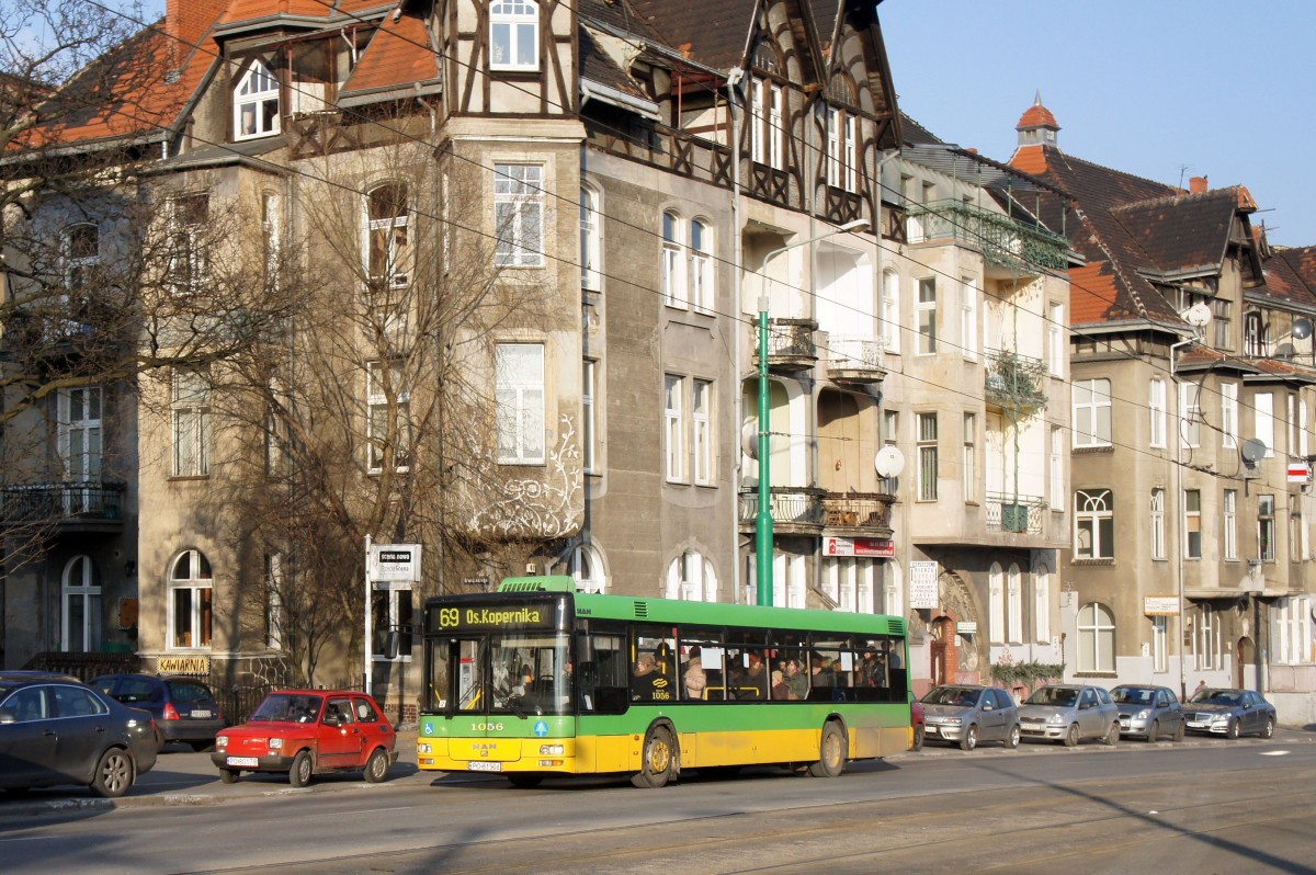 Polen / Posen: MAN NL mit der Wagennummer 1056 - aufgenommen im Januar 2015 an der Haltestelle  Most Teatralny  in der Innenstadt von Posen.