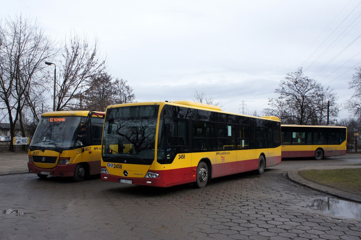 Polen / Stadtbus Lodz: Jelcz M081 MB3  VERO  - Wagen 2637 sowie ein Mercedes-Benz Conecto LF - Wagen 2458, aufgenommen im März 2015 an der Haltestelle  Łódź - Chojny  in Lodz.