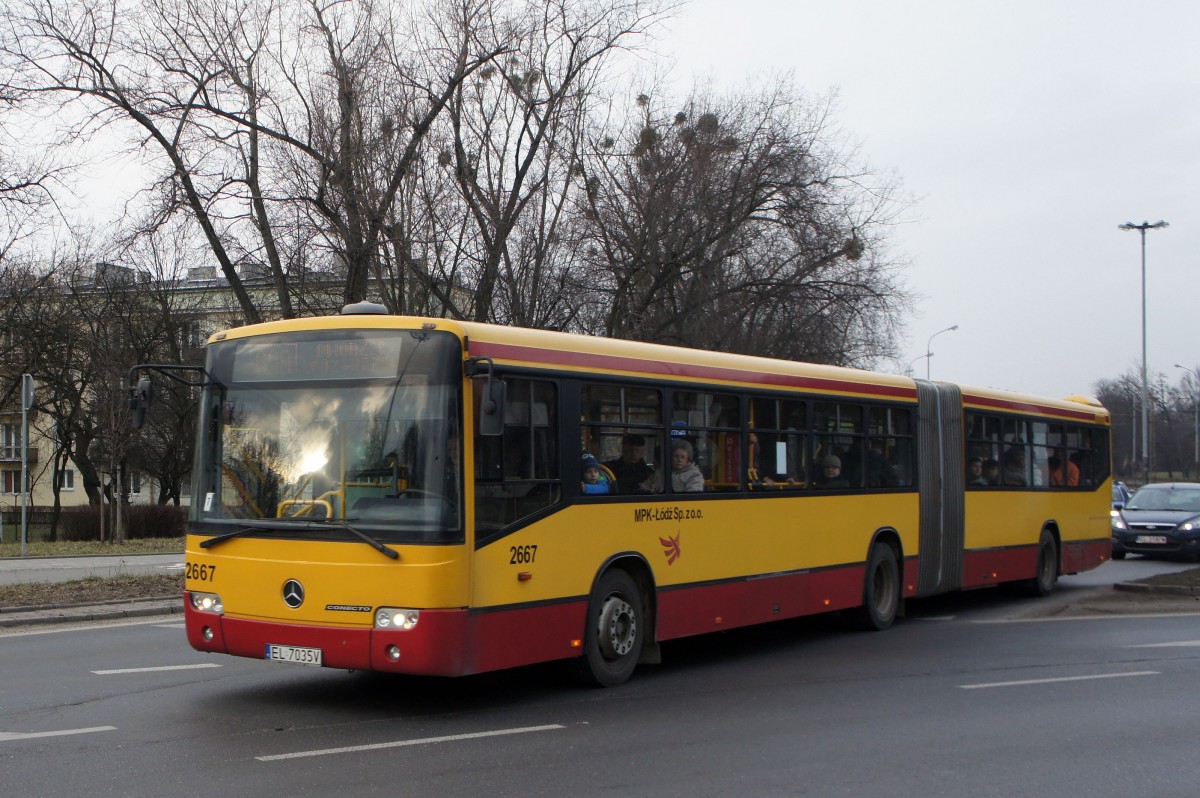 Polen / Stadtbus Lodz: Mercedes-Benz Conecto G - Wagen 2667, aufgenommen im März 2015 an der Haltestelle  Pabianicka - R. Lotn. Lwowskich  in Lodz.