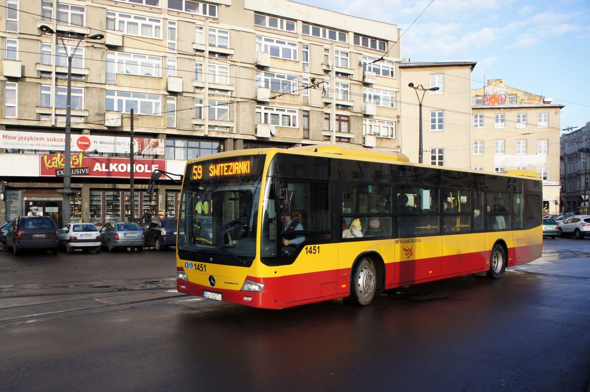 Polen / Stadtbus Lodz: Mercedes-Benz Conecto (Euro 6) - Wagen 1451, aufgenommen im März 2015 im Innenstadtbereich von Lodz, in der Nähe der Haltestelle  Plac Wolnosci .
